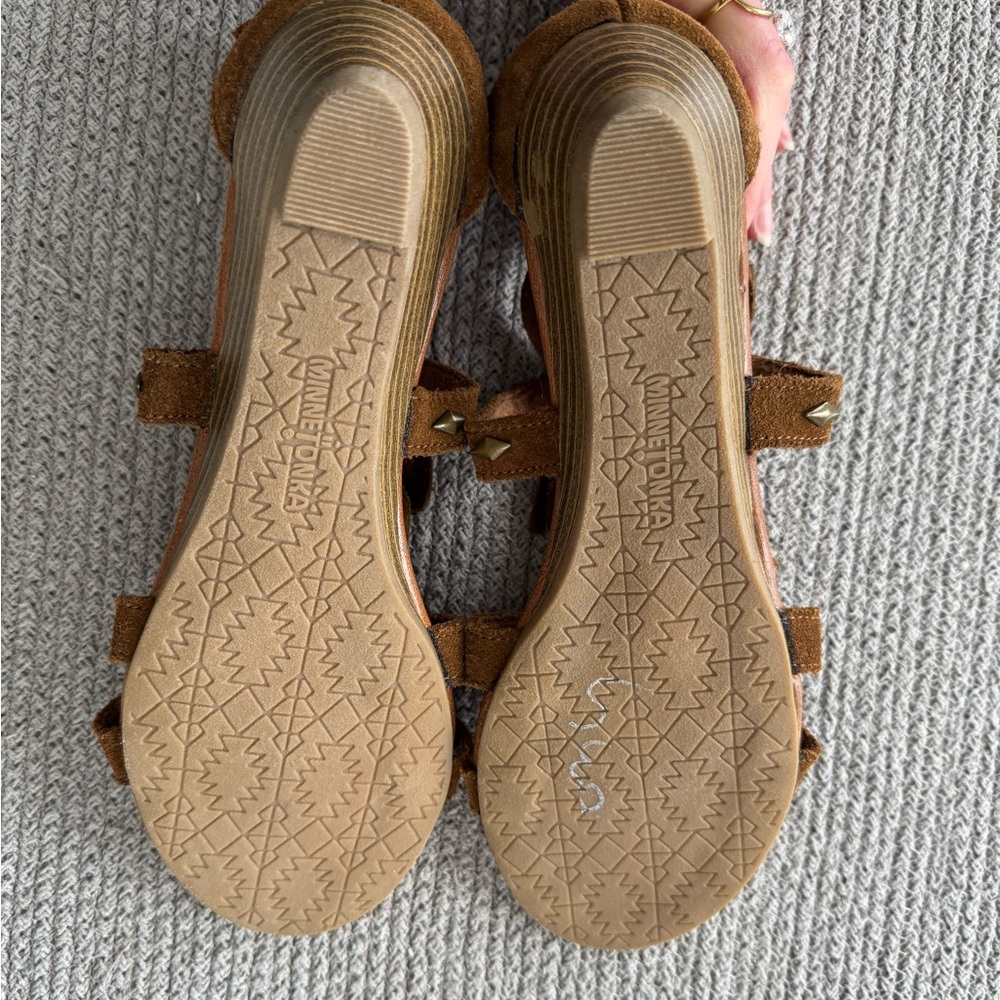 Minnetonka Tan Brown Suede Fringe Studded Wedge Boho Festival Sandals Sz 10 - Picture 9 of 10
